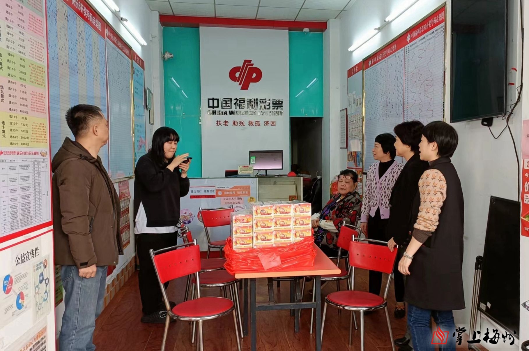 送祝福鼓干劲春节复市梅州市福彩中心走访我市部分销售场所