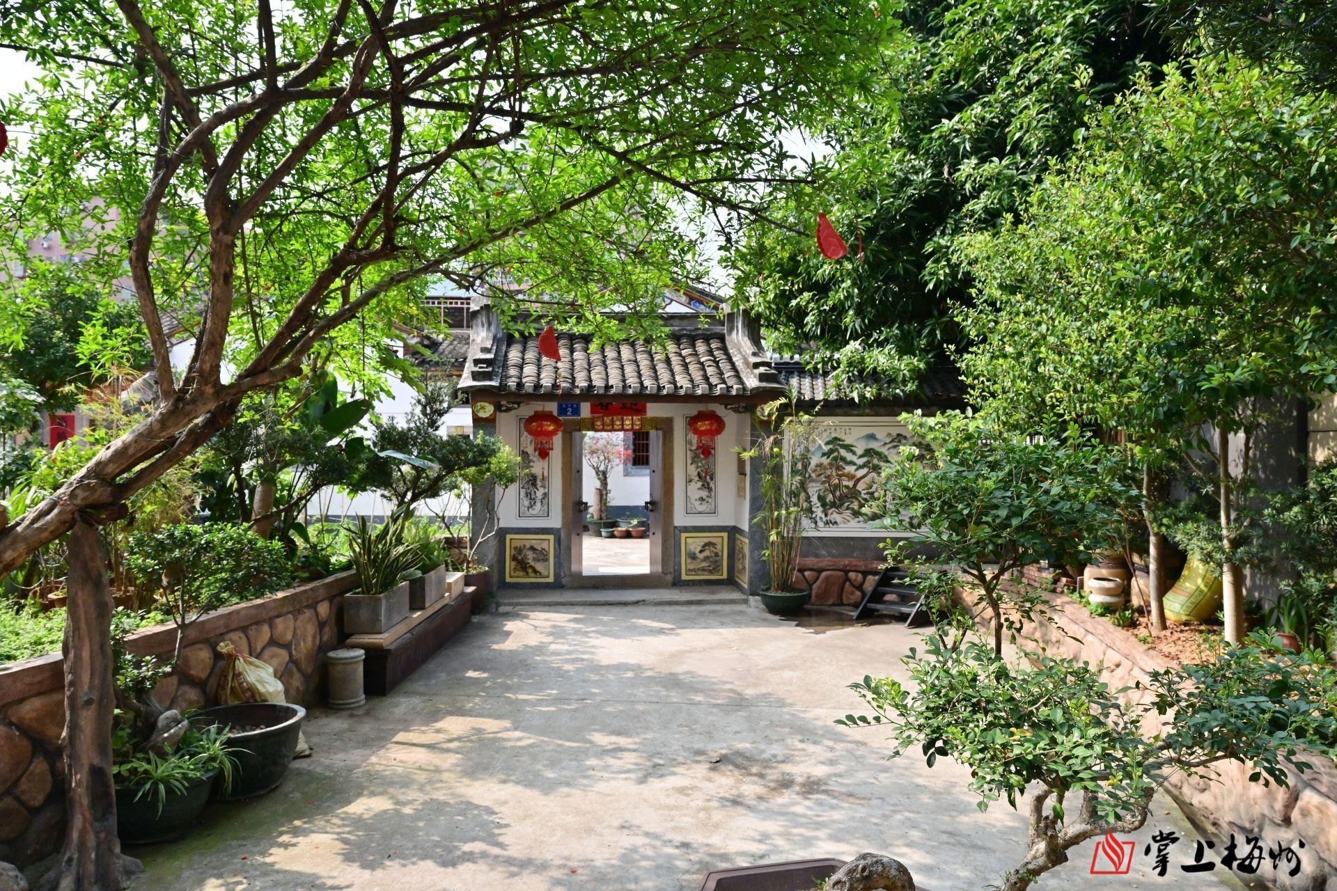 "去年,我们选取了梅江区西阳镇阁公岭村和梅县区程江镇古塘村作为市县