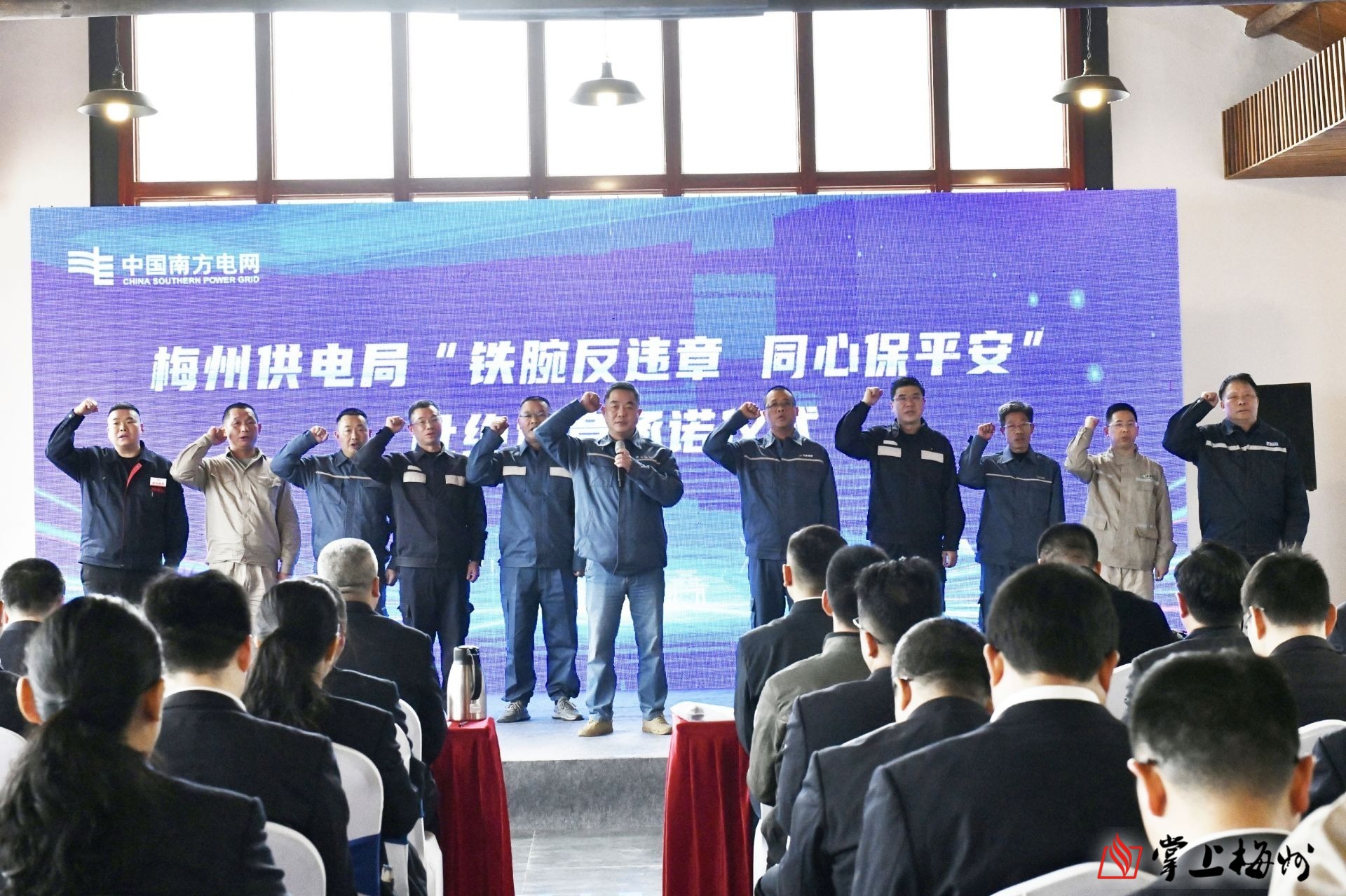 時尚安尼苗族服裝（時尚安尼苗族服裝圖片）