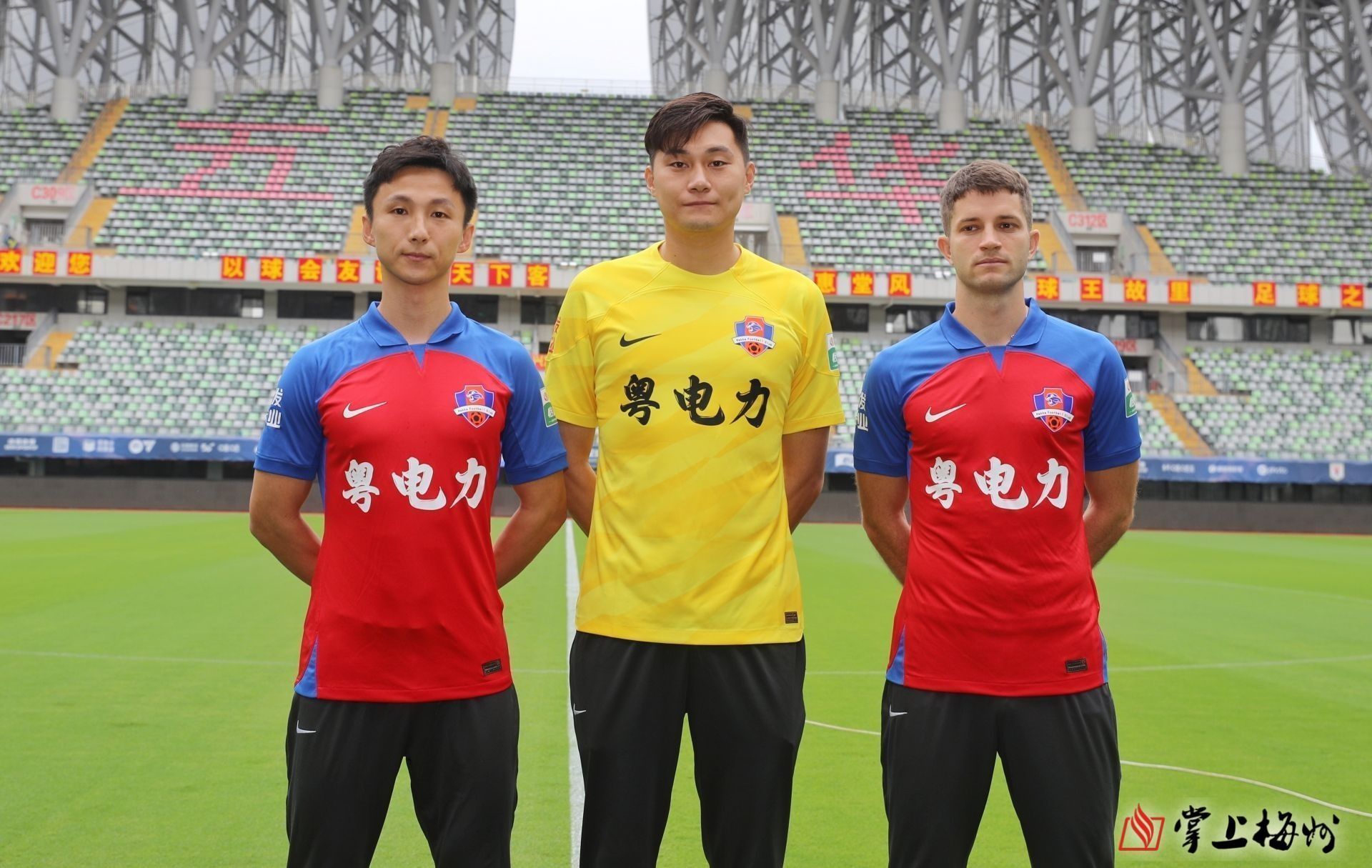 梅州客家球员尹鸿博,程月磊和科索维奇身穿印有赞助商广告的全新球衣