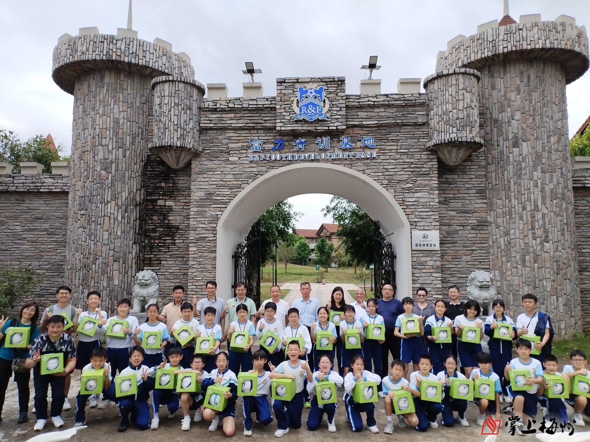 在绿荫场上缔结的友谊无比珍贵香港青少年梅州足球之旅侧记