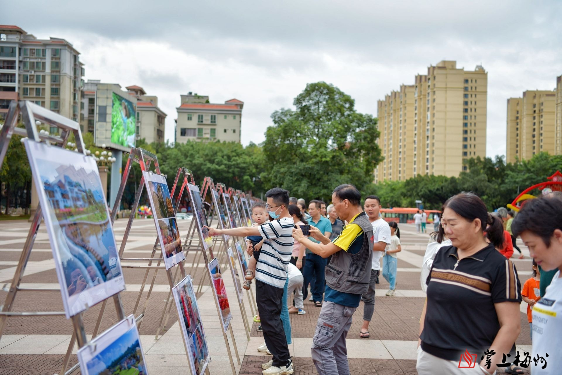 梅州市文联新时代文明实践文艺志愿服务摄影惠民活动在梅县区人民广场