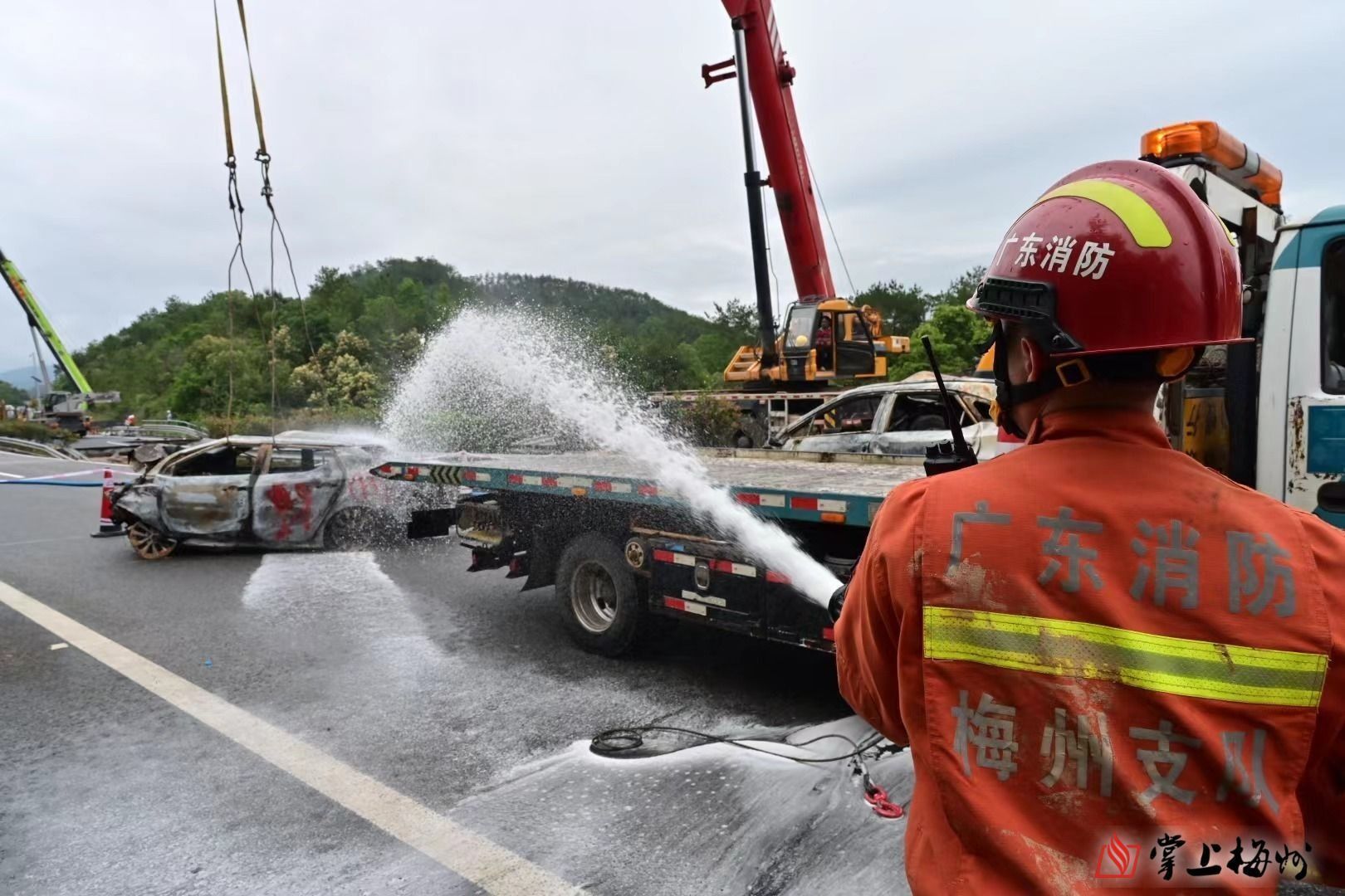 直击梅大高速茶阳路段塌方灾害救援现场:救援!争分夺秒!