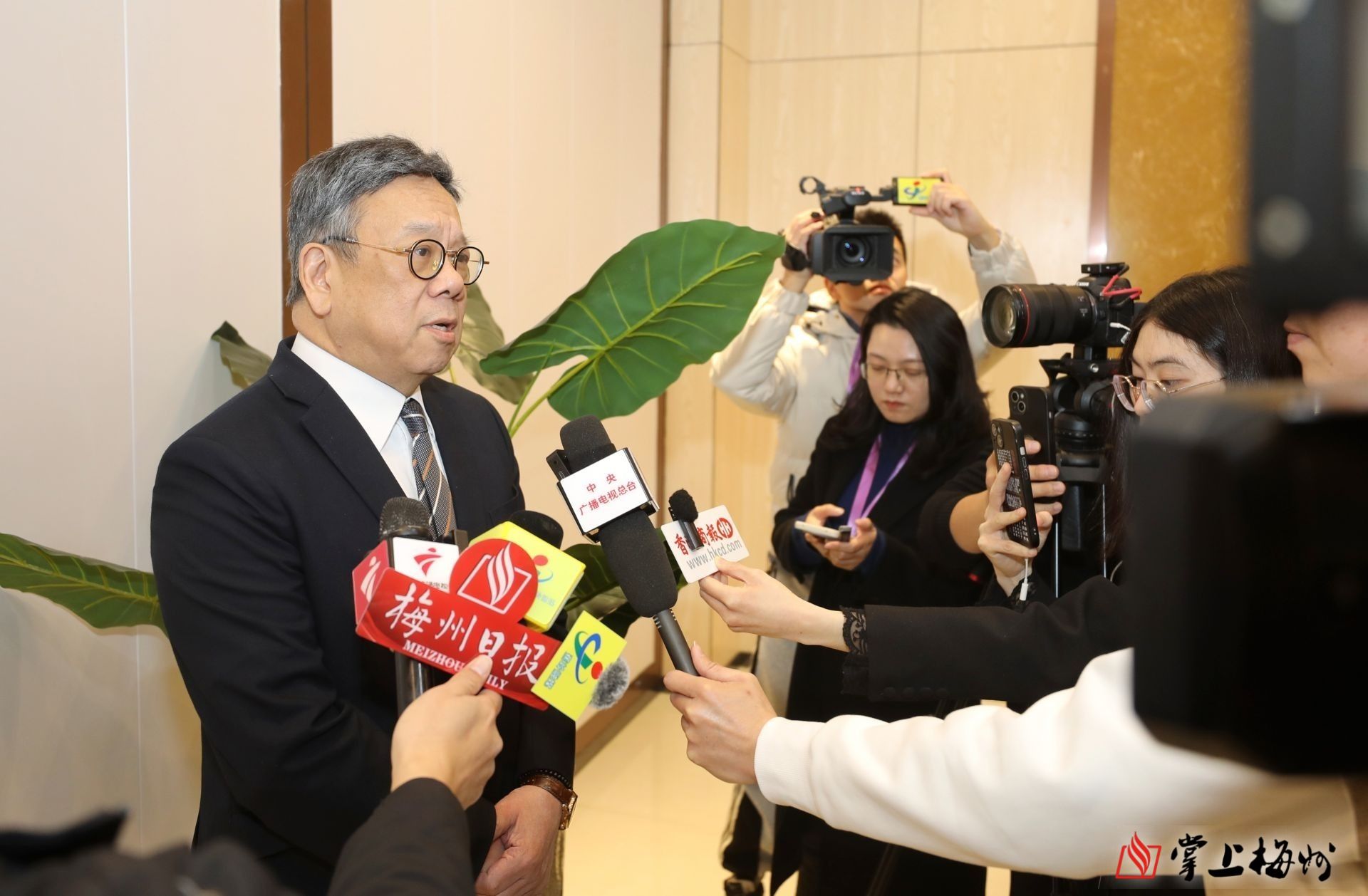 “不管在哪里，我们都是中国人！”丘逢甲之孙、香港商经局局长丘应桦接受媒体采访