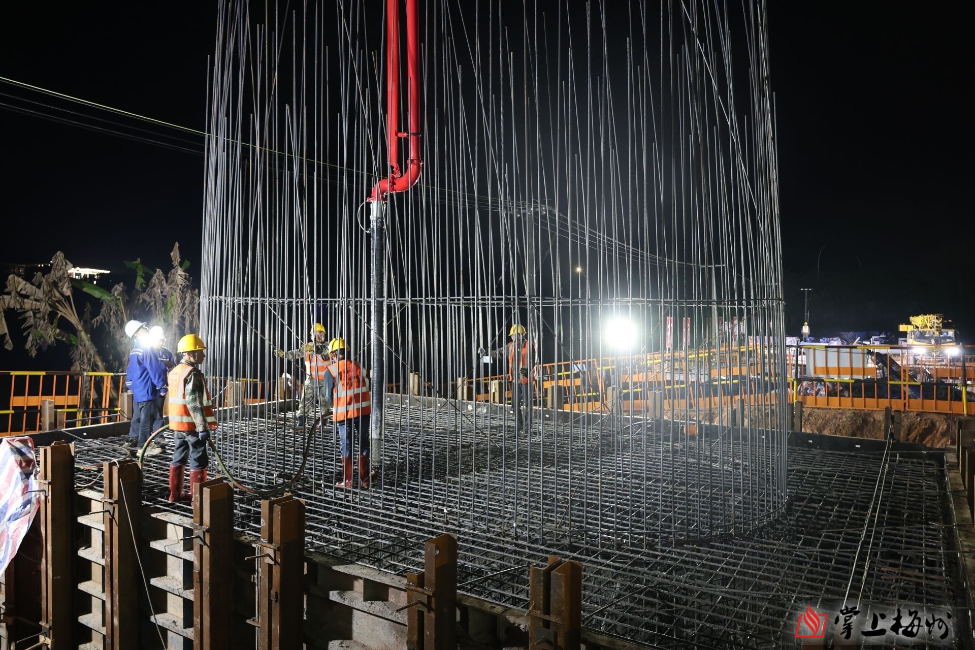 武梅鐵路建設(shè)迎新進(jìn)展！廣東段首個(gè)承臺(tái)完成澆筑