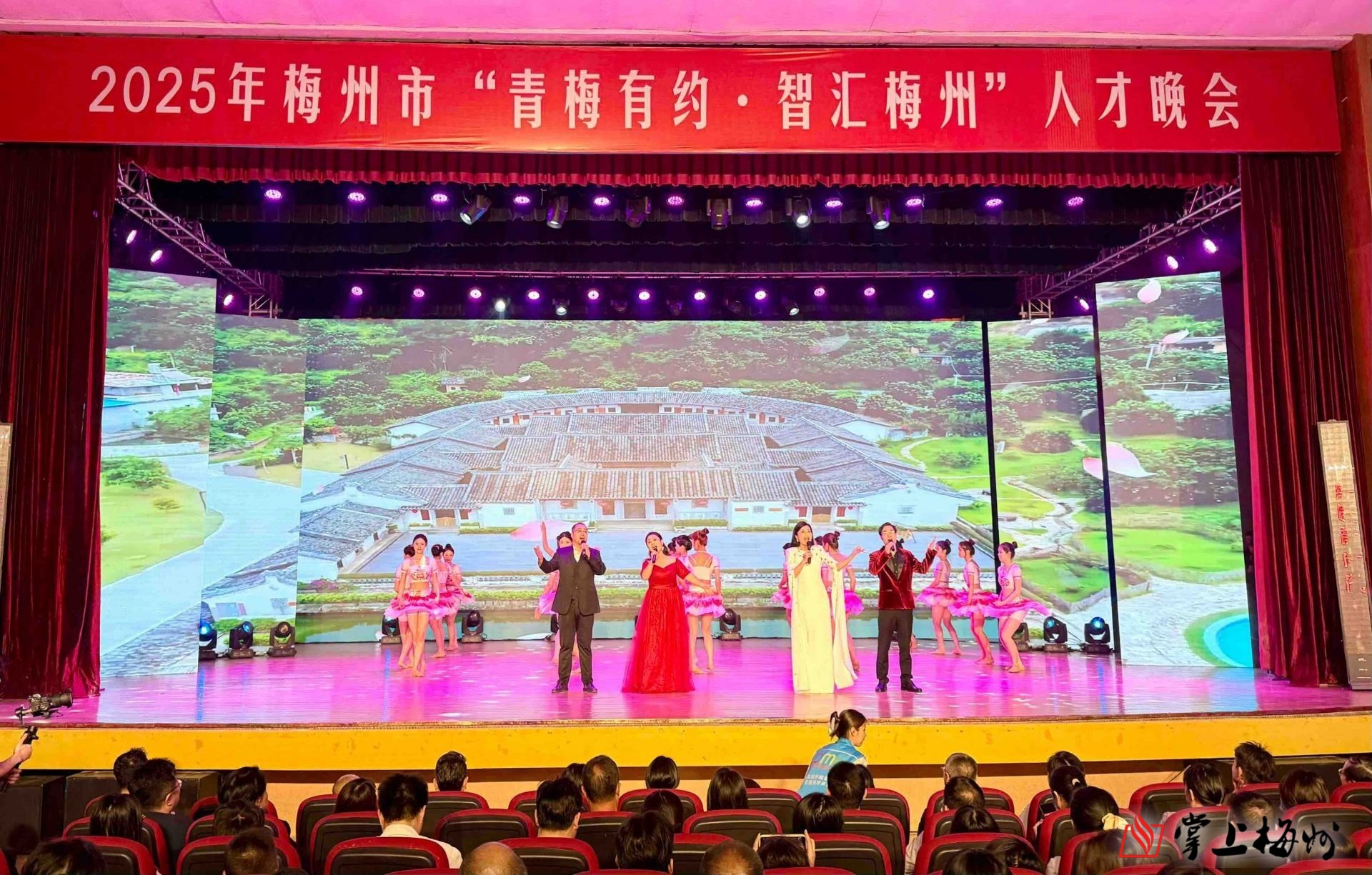 夜市攤販被城管授意收取香煙？當?shù)赝▓螅和Ｂ氄{(diào)查
