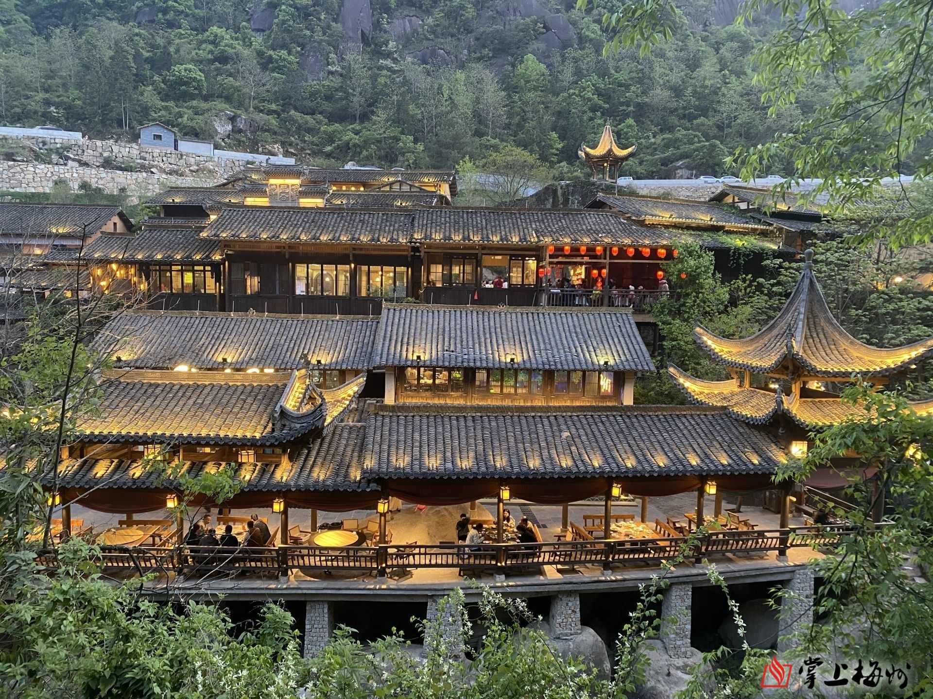 夜市攤販被城管授意收取香煙？當(dāng)?shù)赝▓?bào)：停職調(diào)查