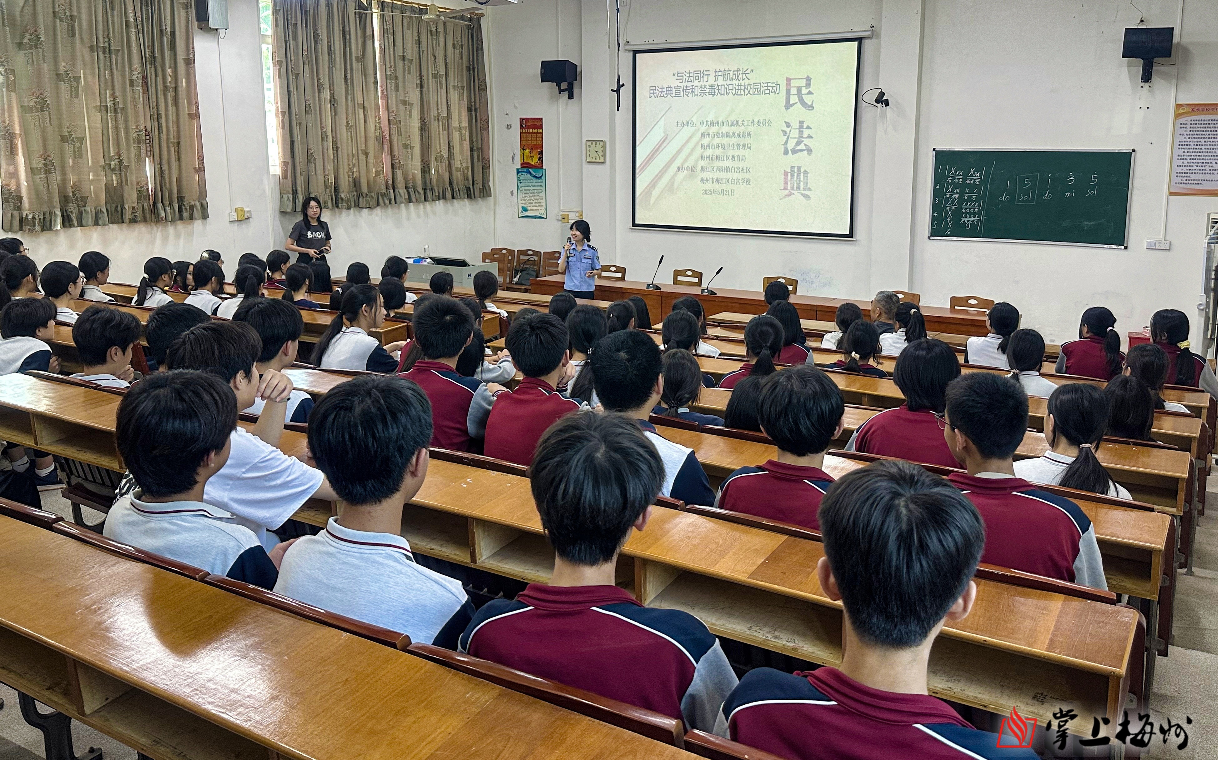 突遇11級大風(fēng)！湖南資興一景區(qū)游船側(cè)翻致29人落水 已救出28人