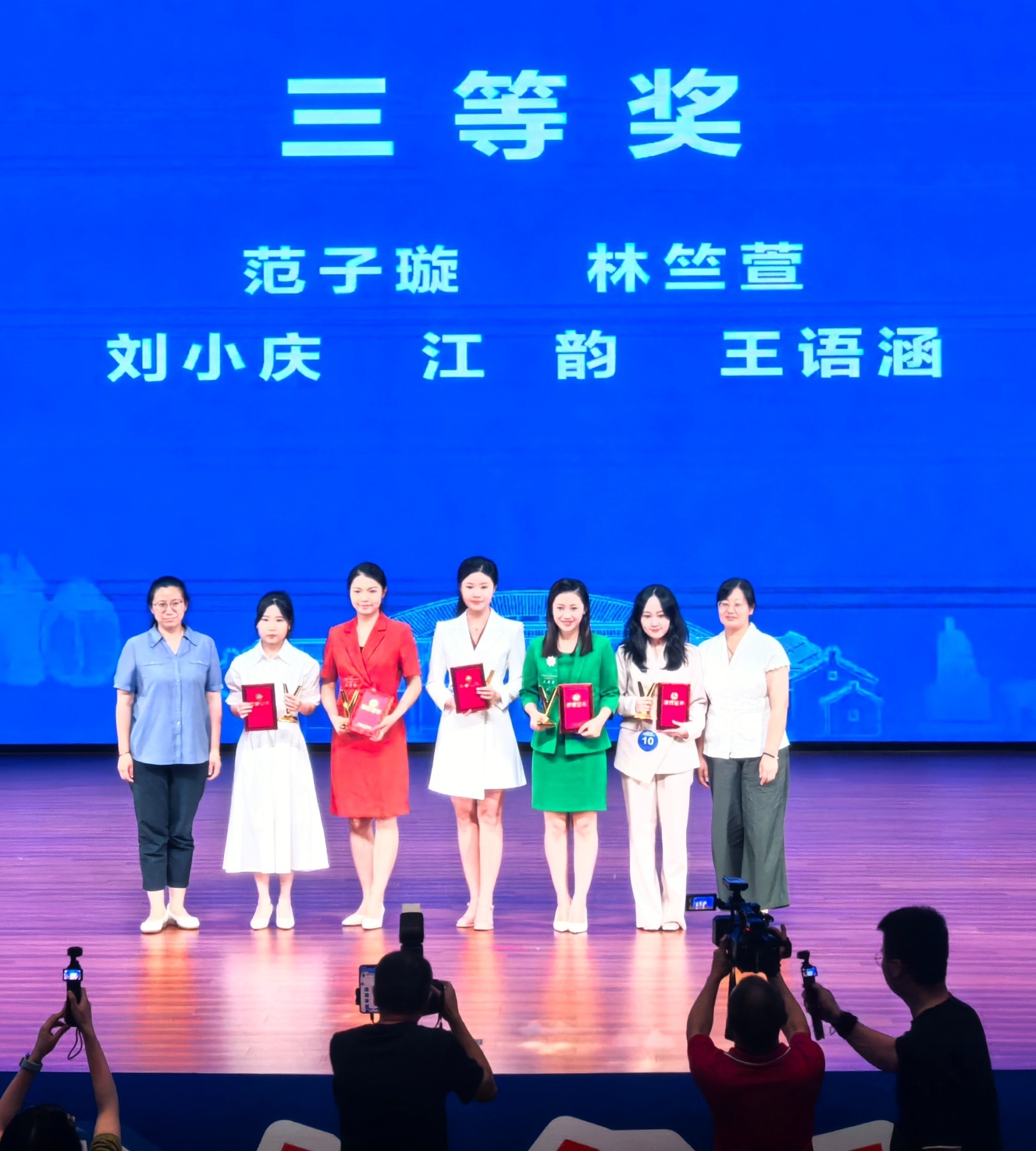 交通運(yùn)輸部黨組成員，國(guó)家鐵路局黨組書(shū)記、局長(zhǎng)費(fèi)東斌被查