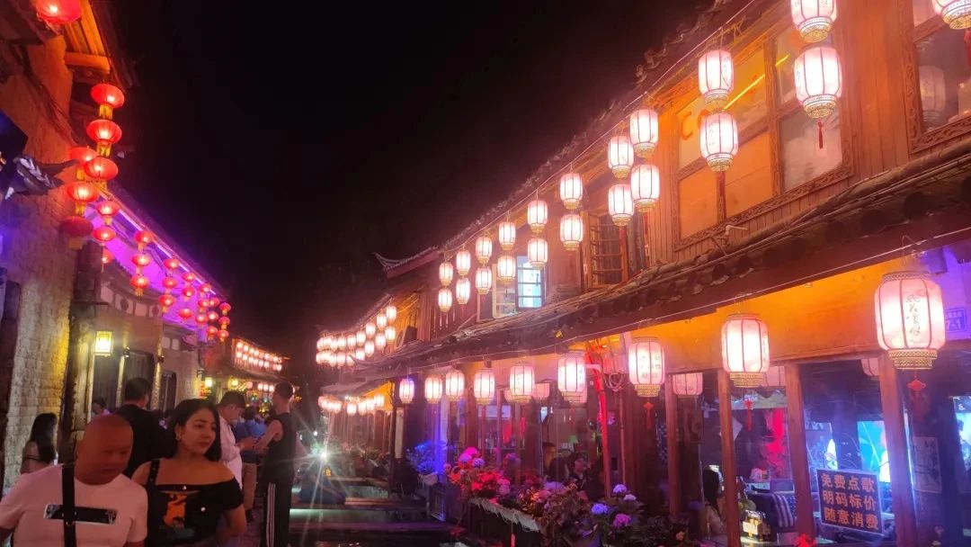 中芯国际(00981)发布第二季度业绩，股东应占利润1.32亿美元 三季度收入指引为环比增长5%到7%