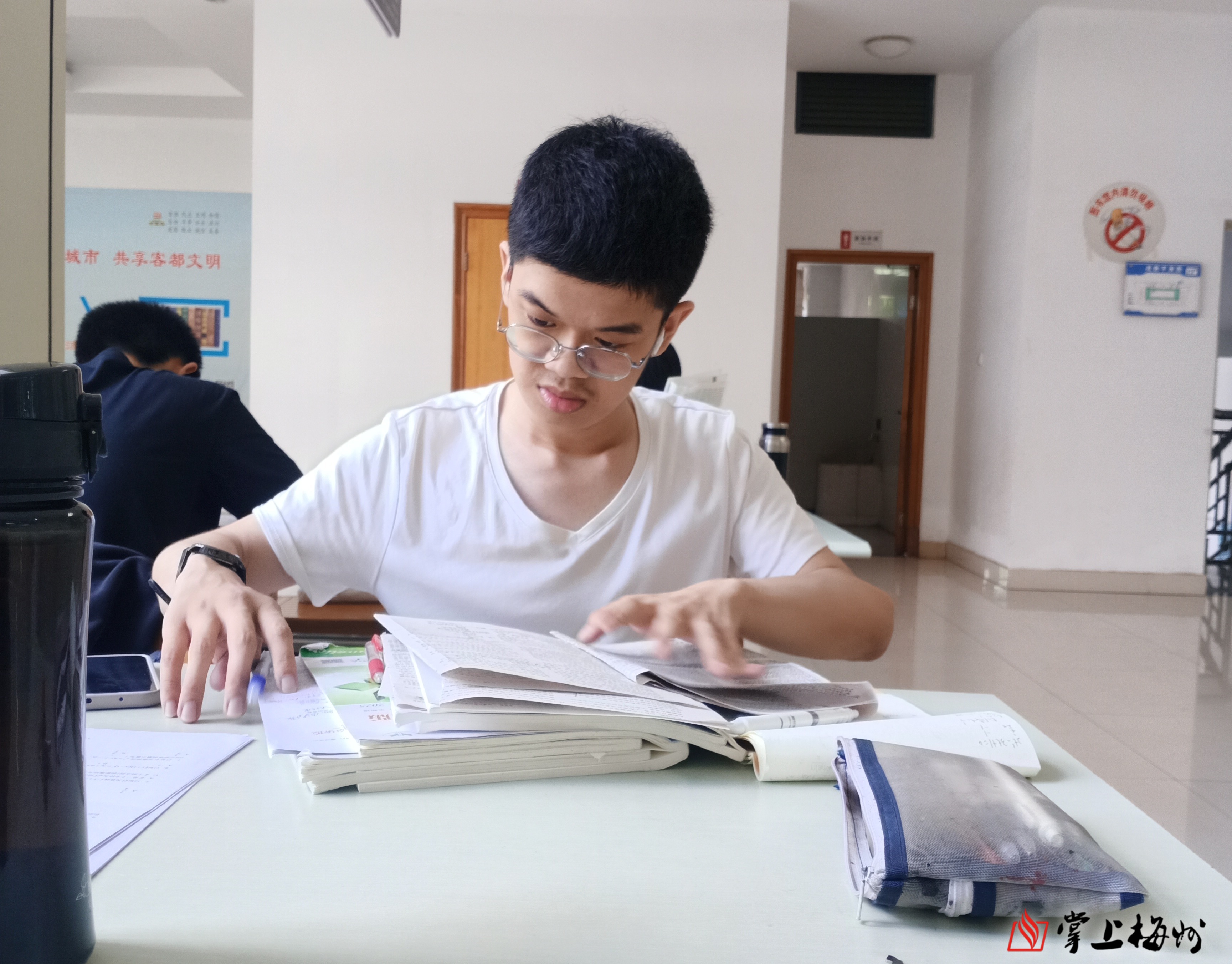 脊背上的高考路！来看 “钢铁侠”少年与“逆风”母亲的故事...