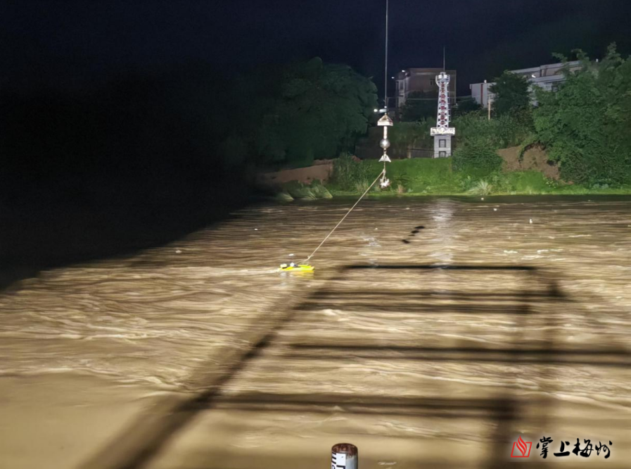 夜幕下的守护者：水文尖兵梅江彻夜战洪峰