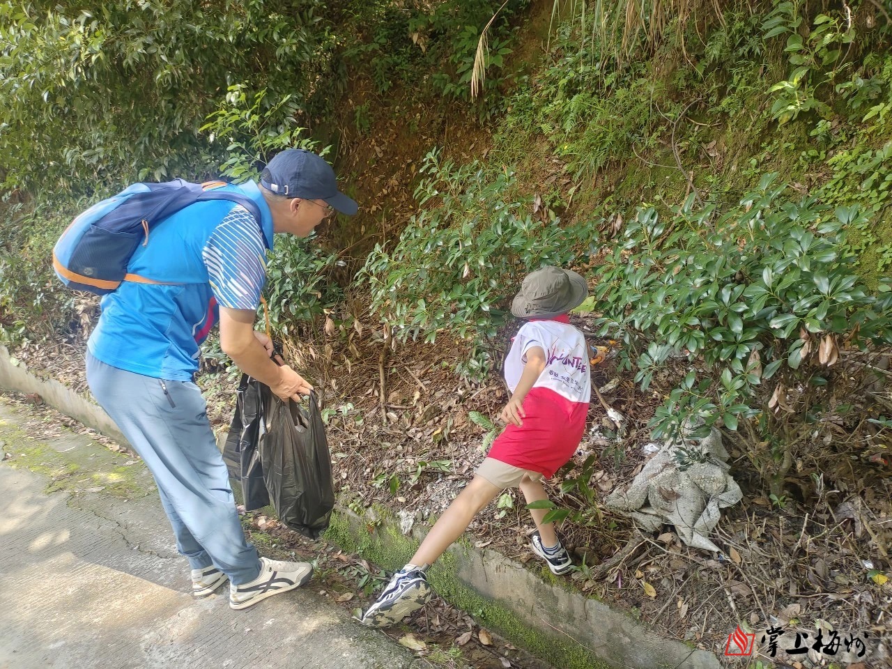  将环保种子播种孩子心田！梅州举行“我是小小环保卫士”亲子登山环保行活动