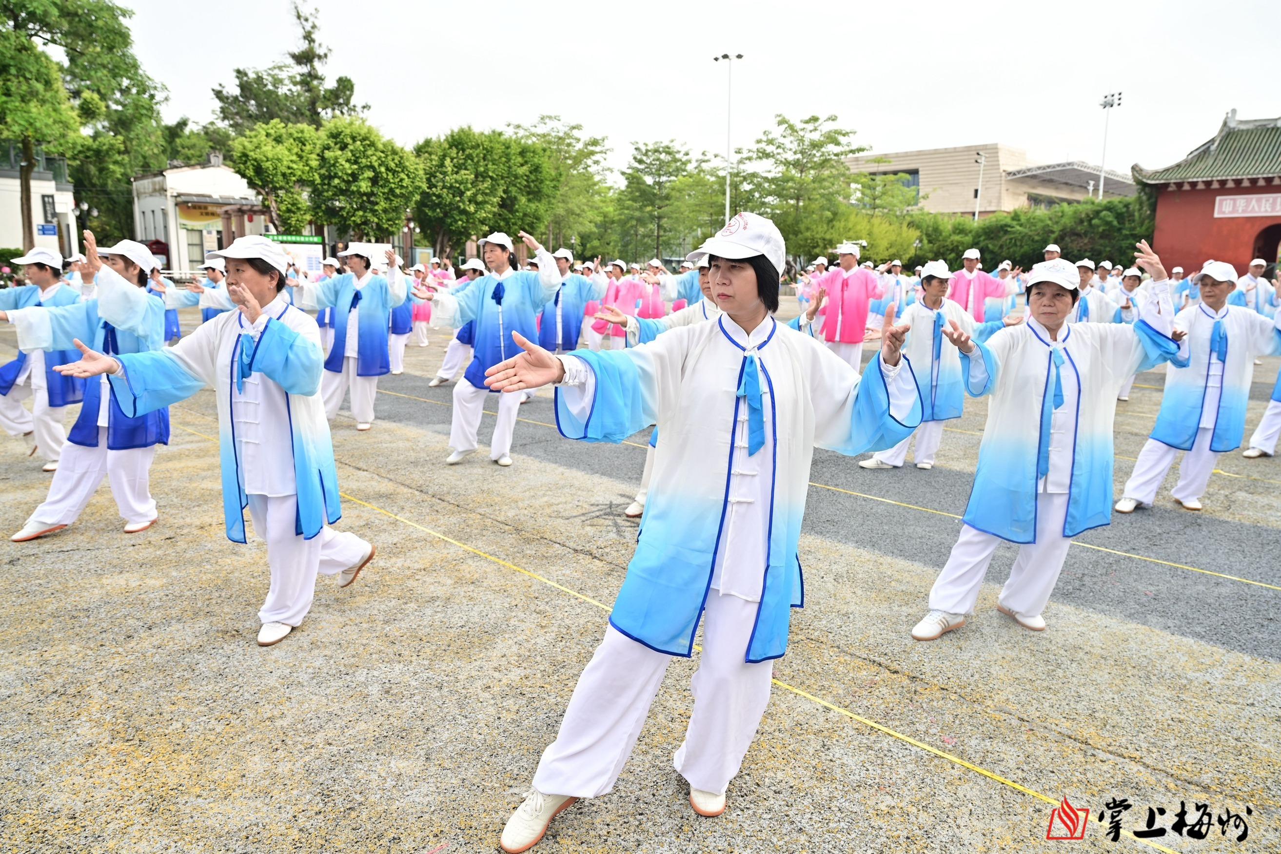 美国纽约州旅游大客车翻车 已致5人死亡数十人受伤