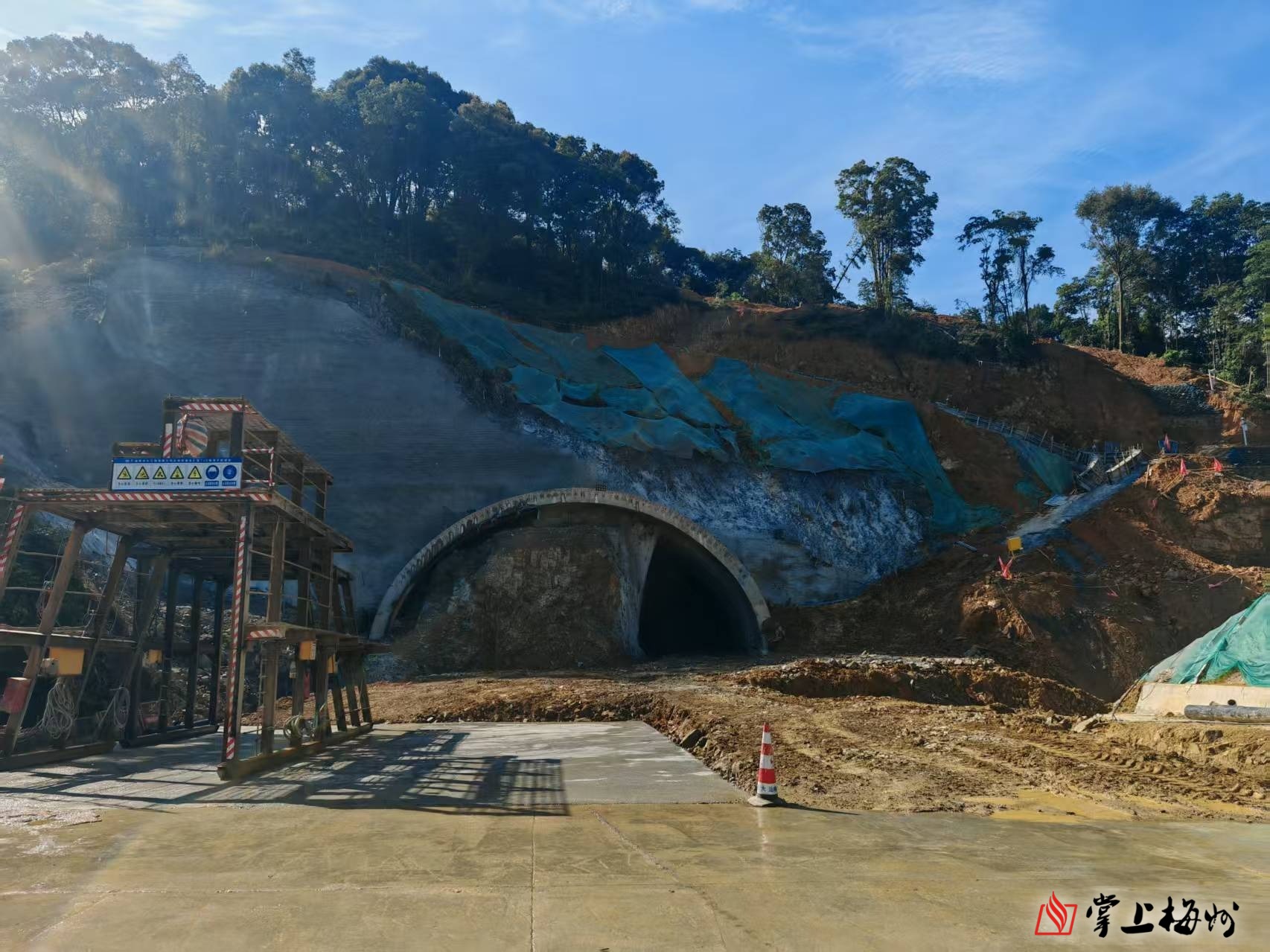  汕梅高速改扩建最后一座隧道进洞，预计明年4月贯通