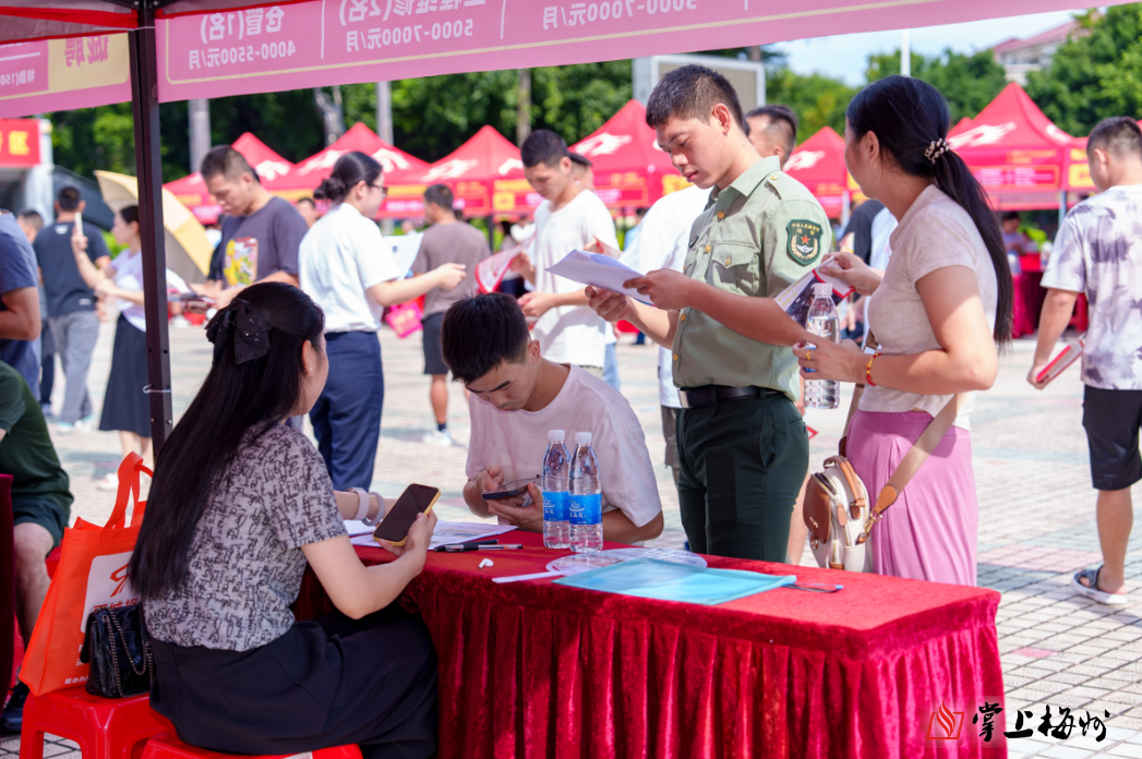 “兵营”→“职场”！梅州举办2025年秋季退役军人暨军嫂专场招聘会