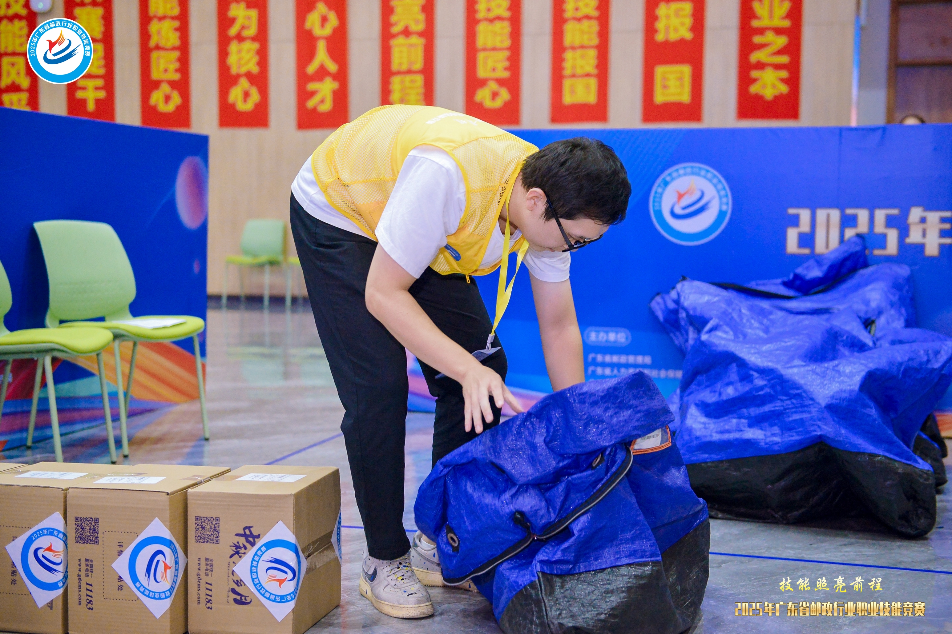 大阪世博会中国馆举行升旗仪式，五星红旗迎风飘扬！