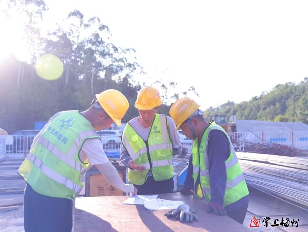 “双节”不罢工，200多名建设者据守揭博高速三对泊车区