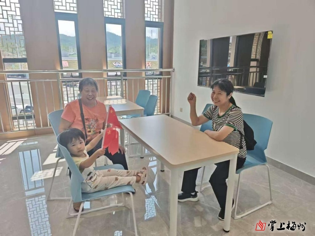 刚刚注册的汕梅高速水车服务区，在国庆首日车流量达8000余辆