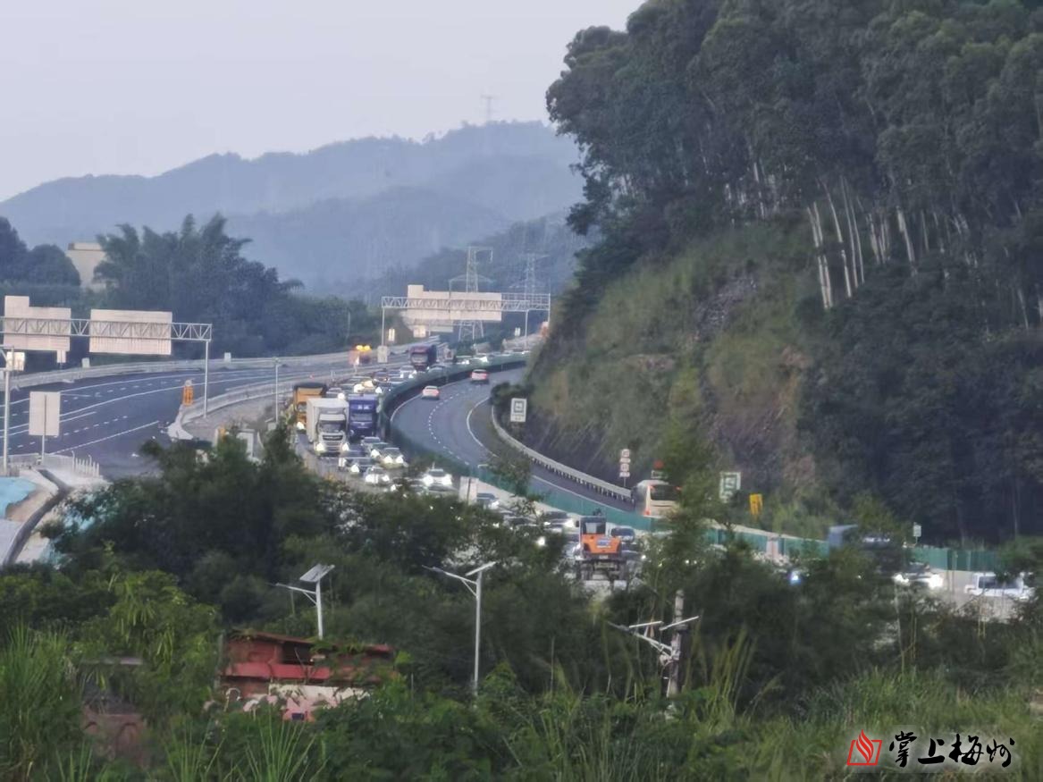 日均车流量超24万辆次！汕梅高速迎返程顶峰，他们全力看护安全归途