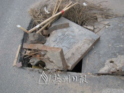 205国道梅县城东段多处井盖损缺 多名过往市民摔伤