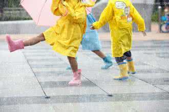 就事论事丨顺走一件雨衣的后果