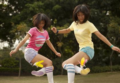 客家儿童传统游戏：踢毽子