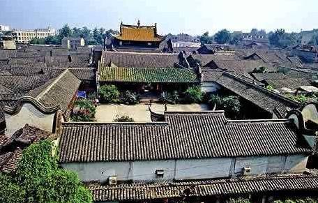 八千里路云和月 辗转流徙客盈路