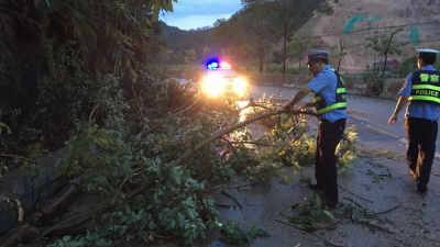五华公安交警部门全力以赴抗击台风“帕卡”