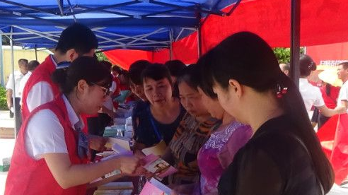 县到安流举行“一门式一网式”政务服务宣传活动 