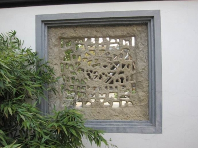 收废品起贪念，两男子竟跑到梅县畲江老屋挖石窗