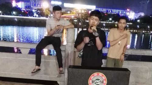 见闻丨梅城亲水公园K歌