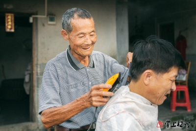 大埔银江80岁老人走村串巷为村民理发40载