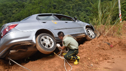 惊险！梅城百岁山小车侧翻车主被困  一旁就是10多米深山谷