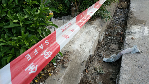 梅城东山大道路面开挖钢筋裸露 有市民不慎跌落受伤