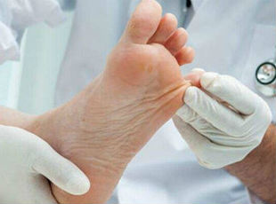 九旬阿婆双脚溃烂是何因？