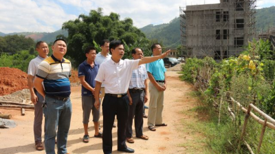 大东镇党委书记带队调研指导省定贫困村创建社会主义新农村示范村工作