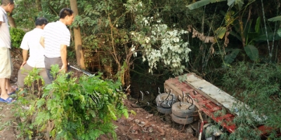 18日下午205国道南口车陂段两货车相撞，一车翻沟、两人受伤