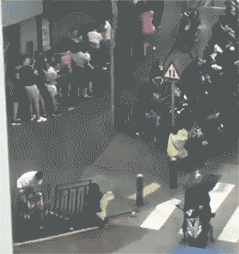 最强台风“天鸽”来临现场 货车被吹倒塔吊被吹断