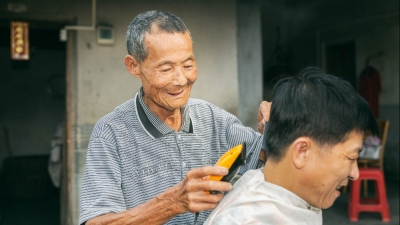 大埔银江八旬老人为村民理发40载：会坚持到剪不动为止