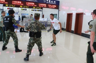 一男子在边防站候检时行为可疑  被询问时竟突然“拔刀”...