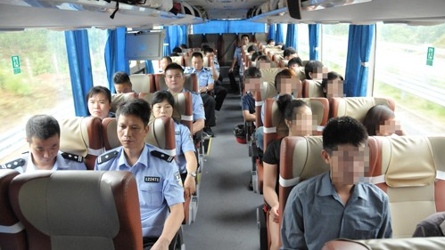 长途跋涉千余公里，兴宁警方将34名非法入境越南人遣送出境