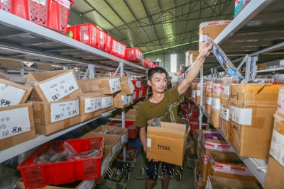 从开网店到建厂供货   在外务工小伙返乡“逆袭”