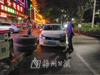 货车行驶中轮胎突然脱落 砸中对面人行道停放小车