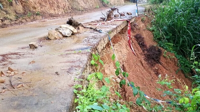 村民出行心惊惊...梅县松源Y112村道近10处发生滑坡