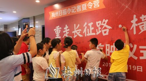 “重走长征路·横店微电影”首映 凝聚小记者心血