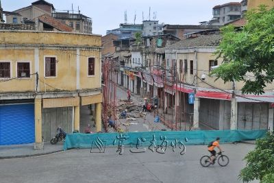 快讯丨梅城泰康路路口已设置围栏，“变身”开始实施，下周一恢复通行