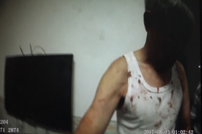 母亲被邻居“骚扰”，儿子破窗入室揍人