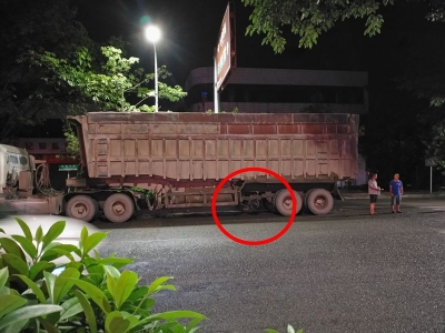 大货车在行驶中，两个轮胎飞出砸中路边一小车...
