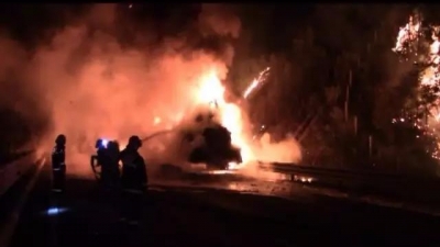 惊险！济广高速平远段货车自燃，所幸…